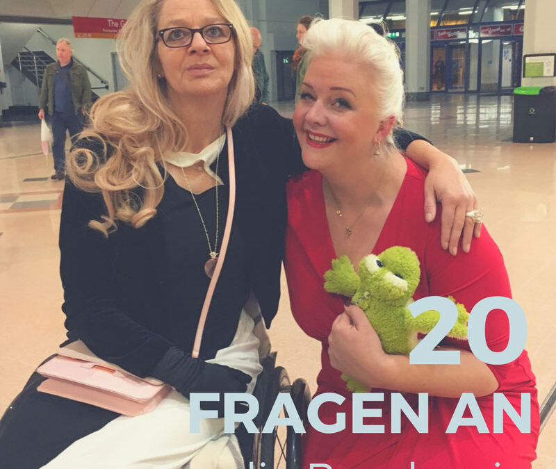 Die Burgherrin Sonja Frohberg zusammen mit Betty - Kiss the frog